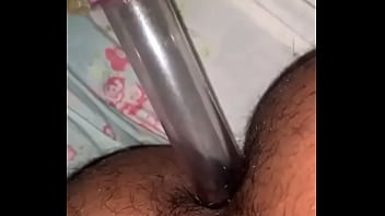 Тренер вставляет огромный пенис в рабочий попа тридцатилетней брюнетки