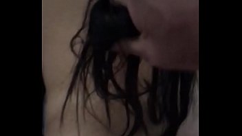 Сексуальная молодая брюнетка с огромными буферами дает татуированному спутнику полизать мокрощелку и принимает хуй в попку