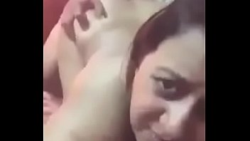 Ухажер завалил на диван молодую проститутку и всунул пенис в её заднюю половую щелочку